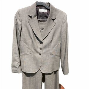 Tahari  Pant Suit for Arthur S Levine Petite 10P cl